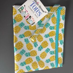 🩷 Flash Sale 🩷 NWT. Pineapple Print Cosmetic Bag with Blue Zipper